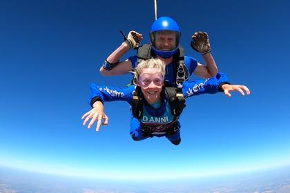 A Target Ovarian Cancer supporter taking part in a tandem skydive