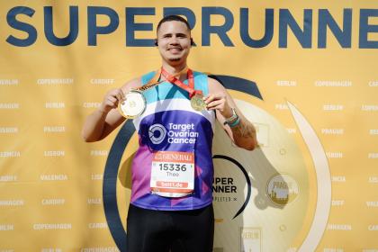 A male supporter smiling at the Berlin Half Marathon 2026