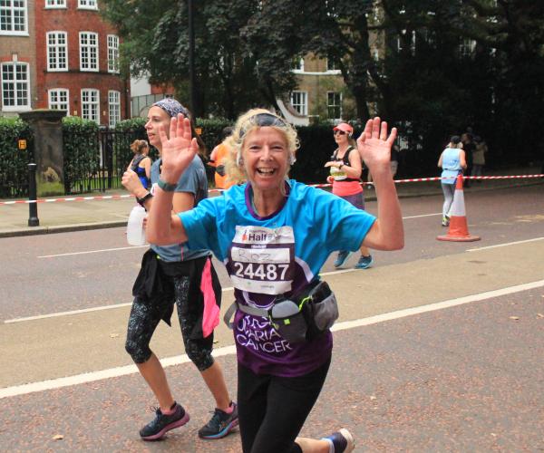 A Target Ovarian Cancer supporter smiling and waving at the team at the Royal Parks Half Marathon 2021.