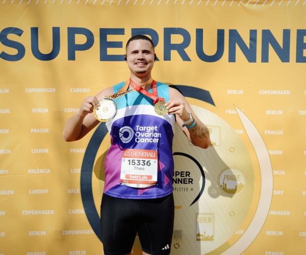 A male supporter smiling at the Berlin Half Marathon 2026