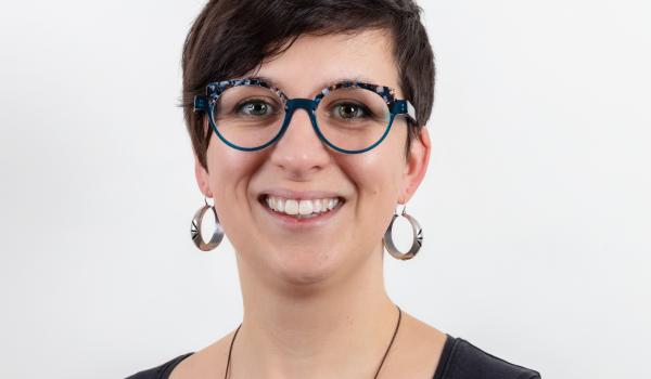 A headshot of Dr Emma Dennett, Target Ovarian Cancer's Research Manager