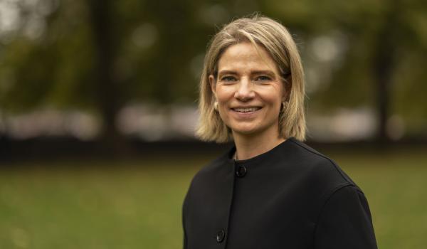 A headshot image of Catherine Hart, Target Ovarian Cancer CEO, wearing a black jacket and smiling at the camera