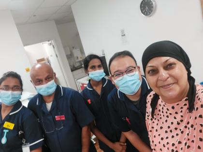 A selfie of Sbba and her medical team in the hosptial